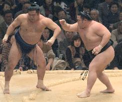Chiyotaikai beats Kotoryu, leading spring sumo with 1 loss
